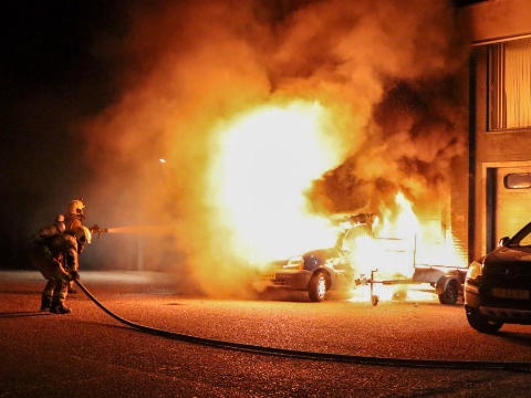 Hond gereanimeerd na explosie en brand bij bedrijfspand